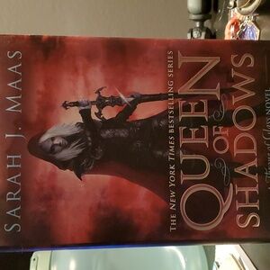 Used Hardcover Queen of Shadows by Sarah J Maas